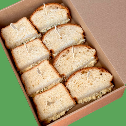 Сандвичи с яйчена салата и трюфел олио (кутия с 8 мини сандвича)