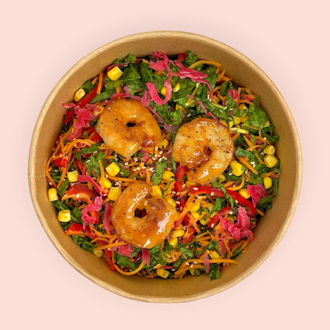 Салата със скариди, кейл, царевица, червена чушка и мариновани зеленчуци