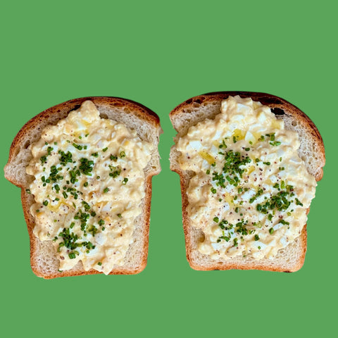 Сандвичи с яйчена салата и трюфел олио (кутия с 8 мини сандвича)