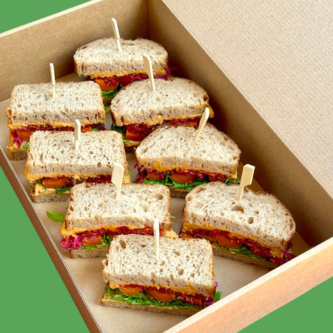 Сандвичи с хумус, печена тиква и чътни от червени чушки (кутия с 8 мини сандвича)