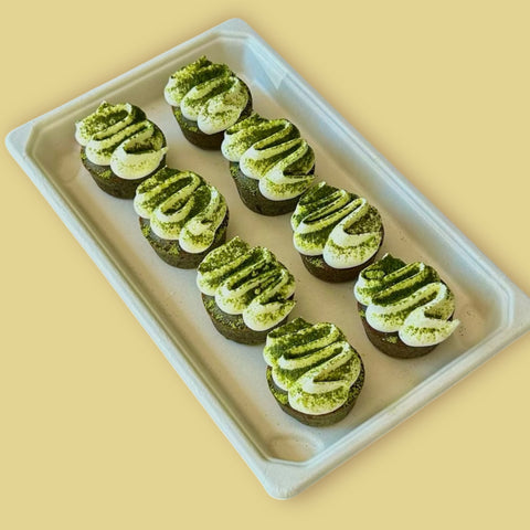 Бадемови кексчета с черен сусам, юзу гел и фростинг с крема сирене и матча (Плато с 8 бр.)