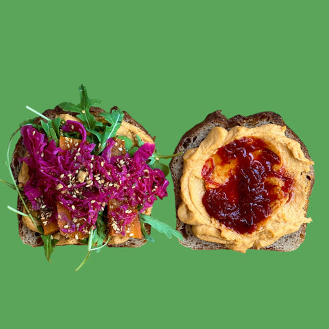 Сандвичи с хумус, печена тиква и чътни от червени чушки (кутия с 8 мини сандвича)