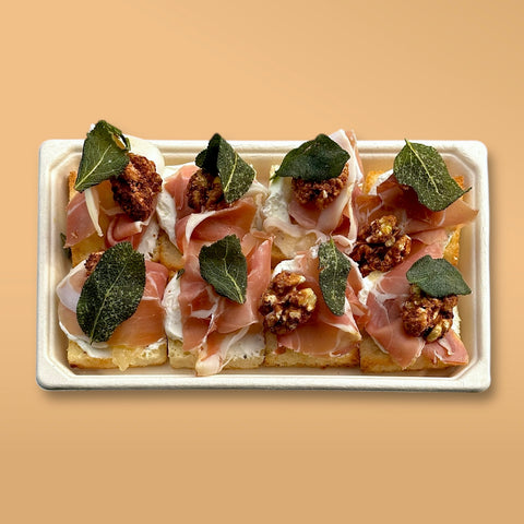 Брускети с прошуто, рикота, чътни с ябълка и орехи (Плато с 8 бр.)