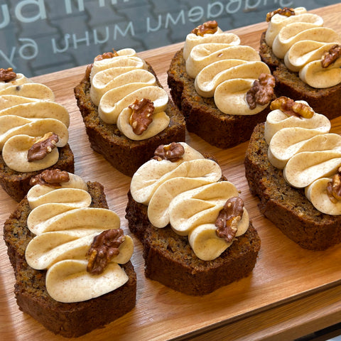 Морковен кейк с глазура от крема сирене и кафяво масло (8 парчета)