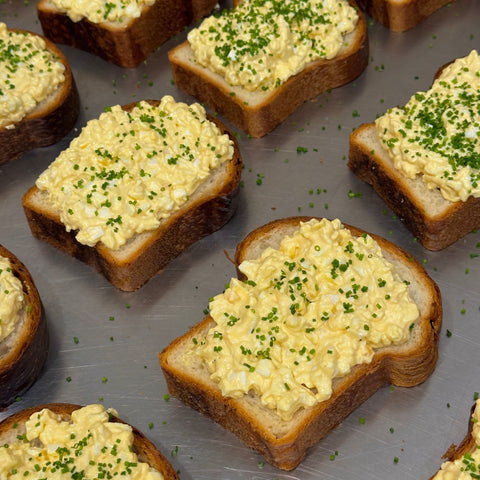 Сандвичи с яйчена салата и трюфел олио (кутия с 8 мини сандвича)