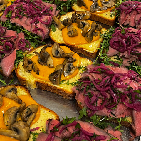 Сандвич с телешко, разтопен чедър и гъби (кутия с 8 мини сандвича)