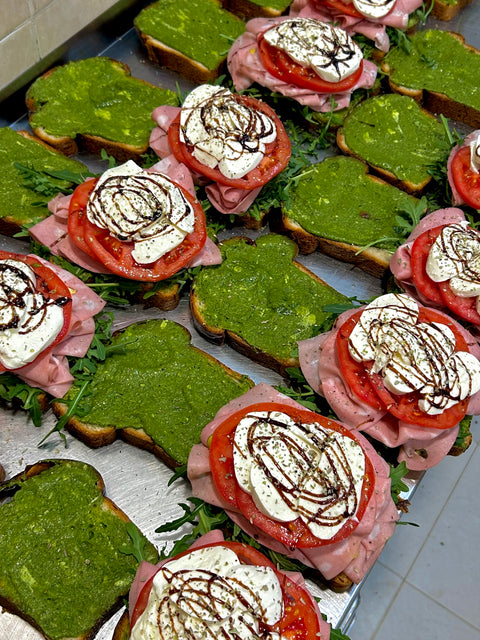 Сандвичи с моцарела и мортадела (кутия с 8 мини сандвича)