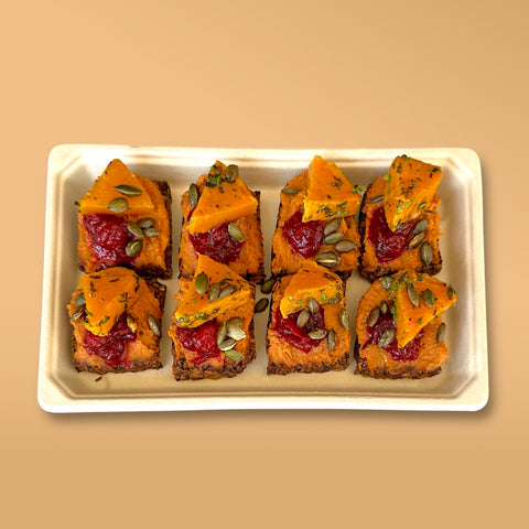 Кростини с хумус, печена тиква, чътни от червени боровинки (Плато с 8 бр.)