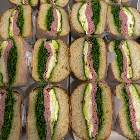 Сандвичи с моцарела и мортадела (кутия с 8 мини сандвича)