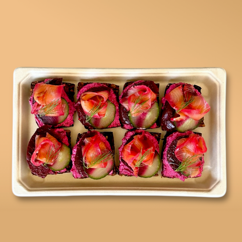 Кростини с домашно маринована сьомга и крем фреш с хрян и цвекло (Плато с 8 бр.)