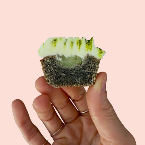 Бадемови кексчета с черен сусам, юзу гел и фростинг с крема сирене и матча (Плато с 8 бр.)