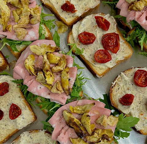 Сандвичи с мортадела, артишок и трюфел майонеза (кутия с 8 мини сандвича)