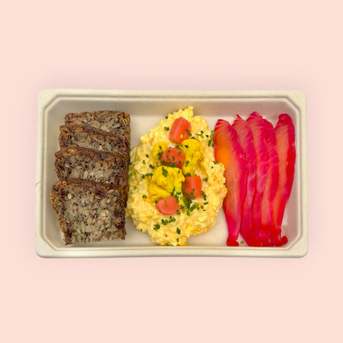 Маринован сьомга с яйчена салата и хляб с ядки и семена