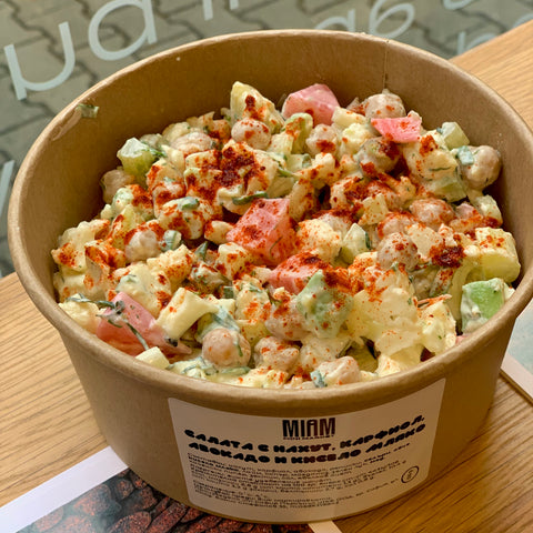 Салата с карфиол, авокадо, нахут, целина и дресинг с кисело мляко