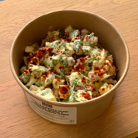 Салата с карфиол, авокадо, нахут, целина и дресинг с кисело мляко