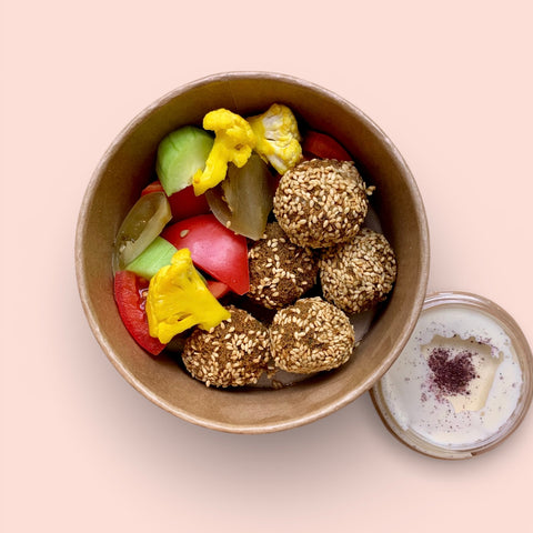 Нахутени кюфтеца със спанак, таханов сос и салата